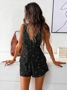 Conjunto de vacaciones elegante y casual para mujer: Camisa de chaleco con lazo cruzado y bajo asimétrico, y shorts de frente abierto, hechos - Blanco y Negro - Ver 1