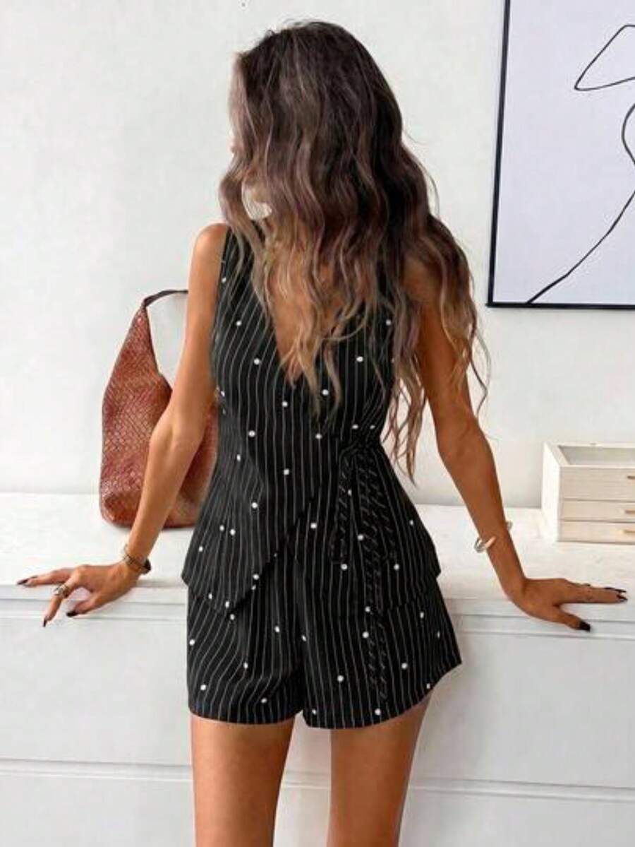 Conjunto de vacaciones elegante y casual para mujer: Camisa de chaleco con lazo cruzado y bajo asimétrico, y shorts de frente abierto, hechos - Blanco y Negro - Ver 1