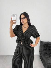 Set de 2 piezas Talla grande Blusa corta casual de escote en V de manga corta con lazo delantero y rayas y Pantalones rectos y relajados a juego - Azul - Ver 7