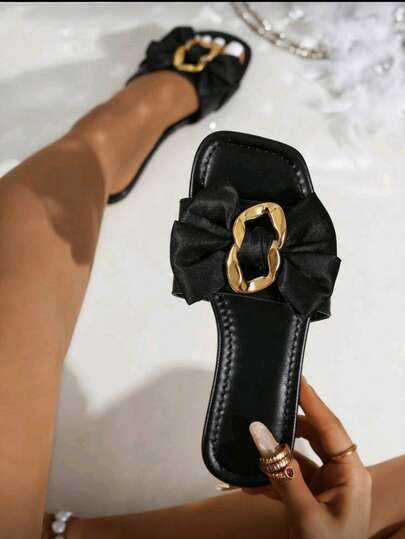 2026 Black Elegant Satin Bow Flat Sandals, Satin Bow With Metal Chain Decoration, Soft And Flexible Flat Shoe Upper, Non-Slip Durable And Comfortable, Suitable For Commuting, Shopping, Vacation And Other Occasions, Fashionable Shoe Style For Spring And Summer