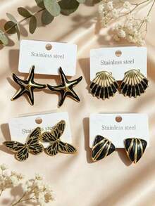 8 pièces/4 paires Ensemble de boucles d'oreilles à clous pour femmes en acier inoxydable style bohème noir à bordure dorée - Design thème océan frais (Étoile de mer/Coquillage/Fleur/Papillon) - Hypoallergénique - Convient pour les séances photo et les multiples occasions - Parfait pour les festivals de musique, les vacances à la plage et les tenues de fête - Multicolore - Voir 3