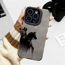 [Envío en 24h desde DE/FR/ES] Funda de teléfono con patrón vintage de caballero y caballo, a prueba de golpes, compatible con la serie 17/16/15/14/13/12/11, cubierta protectora de TPU con textura de cuero sintético, resistente a arañazos y al desgaste, estilo, adecuada para entusiastas de la moda, regalo ideal para cumpleaños y días festivos. - 3 - Ver 5