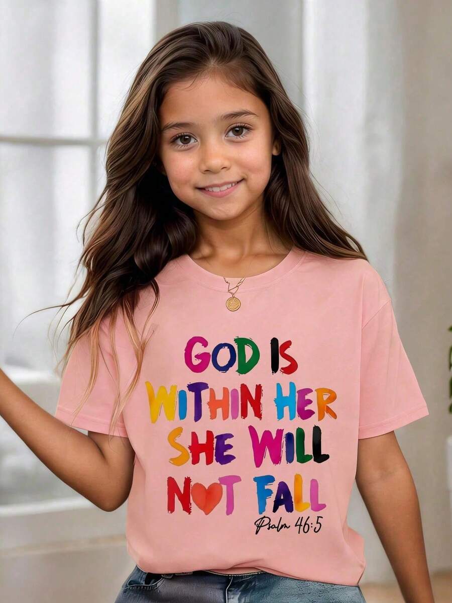 summer 2026 Camiseta de manga corta y cuello redondo para niña preadolescente impresa con el lema positivo "Dios está dentro de ella, ella no caerá", cómoda para la nueva temporada de primav - Rosa - Ver 1