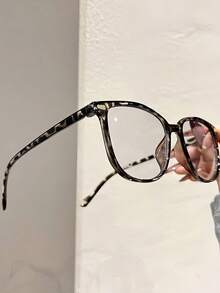 1 par de gafas de mujer con marco cuadrado de PC con remaches y lentes que cambian de color, gafas de marco negro clásico, gafas de lentes lisas personalizadas y casuales, ultraligeras, adecuadas para uso diario y combinación de atuendos - Negro - Ver 4