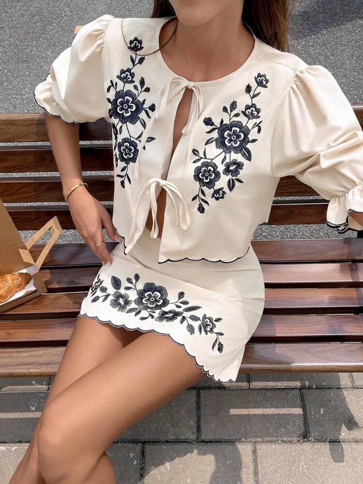 Conjunto de 2 piezas para mujer con blusa de manga corta con bordado floral y cenefa de color contrastante, y falda mini - Multicolor - Añade 8