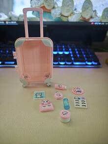 1 pieza Mini maleta y 8 piezas Set de cosméticos de lujo - Bolsa de ABS duradera y colorida, diseño portátil, adecuado para adolescentes y almacenamiento - Casa de muñecas - Perfecto para viajes, fiestas, regreso a la escuela y organización de artículos pequeños. (Bolsa de maleta disponible en múltiples colores) - Multicolor - Ver 4
