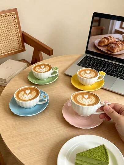 1 Set de Taza de Café y Plato de Cerámica con Asa Floral 3D de 90ml, Incluye Taza y Plato, Taza con Asa Resistente al Calor, Apto para Lavavajillas. Perfecto para Té de la Tarde, Postres, Espresso, También Adecuado como Set de Regalo o Útiles Escolares. Ideal para Reuniones Familiares, Café, Té, Postres, Regalos de Inauguración de Casa y Boda, Decoración de Cocina y Cafetería, Regalo Perfecto de Cumpleaños y Día de la Madre para Mujeres y Amantes del Té, Regalo del Día del Padre, Regalo para Maestros, Regalo de Graduación