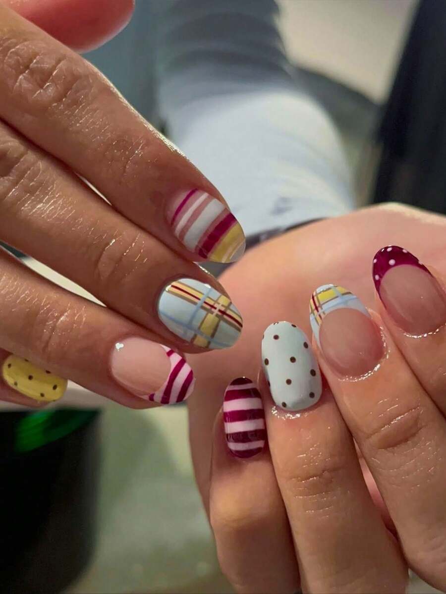 24pcs Kuku Tempel Pendek Oval Warna-warni Gaya Y2K dengan Ujung French Tip, Garis Pelangi, Polka Dot & Desain Bintang, Kuku Musim Semi/Panas, Set Kuku Palsu Akrilik Pas Sempurna, Termasuk 1 buah Lem Jelly & 1 buah Kikir Kuku, Cocok Untuk Penggunaan Sehari-hari & Pesta Anak Perempuan - MultiWarna - View 1