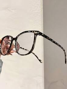 1 par de gafas de mujer con marco cuadrado de PC con remaches y lentes que cambian de color, gafas de marco negro clásico, gafas de lentes lisas personalizadas y casuales, ultraligeras, adecuadas para uso diario y combinación de atuendos - Negro - Ver 2