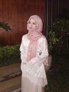Sakura Pink glänzender, gekräuselter Muslim Hijab Schal mit Rüschenkante 70,9*25,6 Zoll, leichter, hautfreundlicher, drapierender Chiffon Schal, weicher Stil Outfit, Date Look, Strand Schals, tägliches Roben-Matching-Accessoire, atmungsaktiver, transparenter langer Schal, kann als Kopftuch, Klimaanlagen-Schal, Außenschicht-Schal, Pendler-Date / täglicher Look für alle Anlässe verwendet werden - Pink - Übersicht 3
