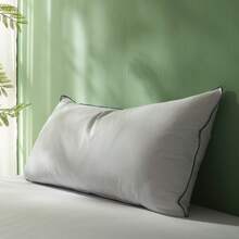 Oreillers de luxe en duvet d'oie blanc, garnis de trois compartiments et recouverts d'une housse 100 % coton. Ils offrent un soutien ferme, sont respirants et évacuent l'humidité pour un sommeil réparateur. Disponibles en trois tailles : 40 x 40 cm (vendus par lot de 2), 40 x 80 cm et 80 x 80 cm (vendus individuellement ou par lot de 2). - Blanc - Voir 7