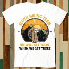 Camiseta Sloth Hiking Team We Will Get There When We Get There para Adultos Unisex Hombres Mujeres Diseño Retro Vintage A4745 - Blanco - Ver 1