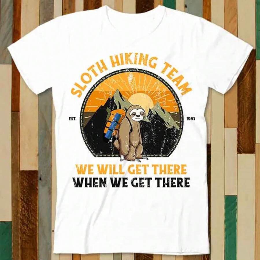 Camiseta Sloth Hiking Team We Will Get There When We Get There para Adultos Unisex Hombres Mujeres Diseño Retro Vintage A4745 - Blanco - Ver 1