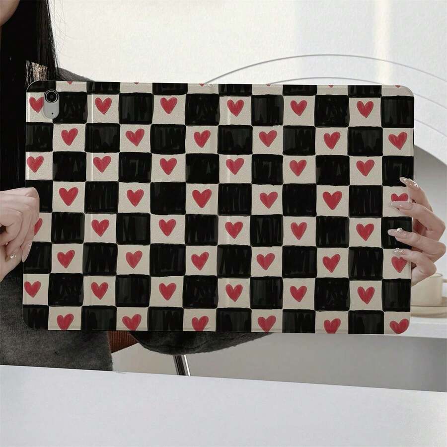 1 buah Casing Tablet Lipat Tiga Motif Papan Catur Hitam Putih dengan Hati Merah, Penutup Penyangga Magnetik Multi-Sudut dengan Fitur Tidur/Bangun Otomatis, Kompatibel dengan iPad PRO/AIR, Kompatibel dengan , Kompatibel dengan Pad 5/6/8, Kompatibel dengan Oppo Pad, Kompatibel dengan Matepad, Kompatibel dengan Vivo Pad, Kompatibel dengan Honor Pad, Kompatibel dengan Lenovo Xiaoxin Pad - MultiWarna - View 1