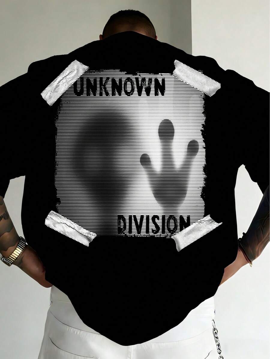 男士黑色大尺碼寬鬆短袖T恤,破舊膠帶外星手 UNKNOWN DIVISION 文字背印美式風格上衣 - 黑色 - 查看 1