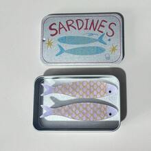 2件裝沙丁魚髮夾附沙丁魚罐裝盒，滑蓋鐵盒，海洋魚造型髮夾，適合海灘、旅行、派對，趣味搞怪女用配件 - 彩色 - 查看 17