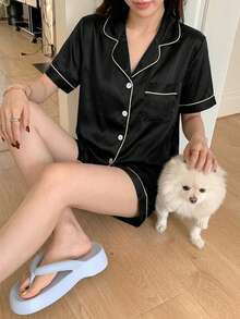 DAZY 女士优雅纯色短款真丝睡衣套装，包括短袖纽扣领上衣和宽松长裤，采用精致柔软顺滑亲肤的缎面面料，轻盈透气，穿着舒适，简约时尚，修身显瘦，易于打理，可机洗，适合休闲居家穿着或外穿。 - 黑色 - 查看 5