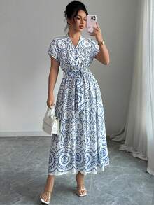 lenzga Vestido midi elegante bohemio para primavera/verano con nuevo diseño francés, de mangas cortas, escote en V, hombros caídos, cintura anudada y falda plisada en estampado azul y blanco - Azul y blanco - Ver 1