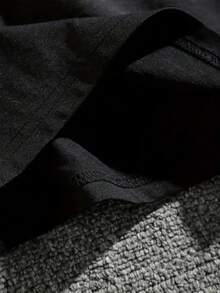 Camiseta negra de manga corta con estampado de fuente gótica para uso informal - Negro - Ver 3