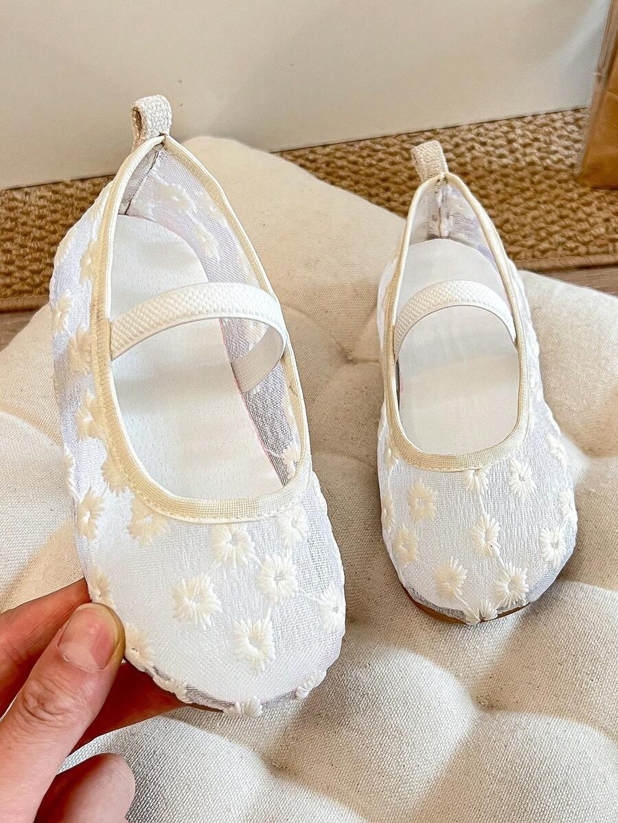 1 Pair Girls Spring Mesh Floral Slip-On Princess Style Mary Jane Shoes, Fresh And Elegant, Simple And Breathable, Versatile For Daily School, Dancing, Party And Banquet Occasions, Size Runs Half Size Small - White - View 1
