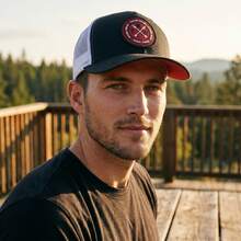 Texas Wind Country Trucker Cap With Curved Brim And Mesh Detail - 黑白紅 - 查看 3