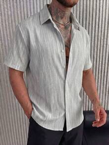 男士短袖鈕扣襯衫，翻領設計，淺灰色紋理細微垂直條紋基本上衣，老錢風靜奢極簡俐落版型，輕商務通勤、海濱度假、街頭風，柔軟面料，輕盈透氣，適合日常辦公、海灘、旅行、早午餐，夏季休閒男裝 - 彩色 - 查看 2