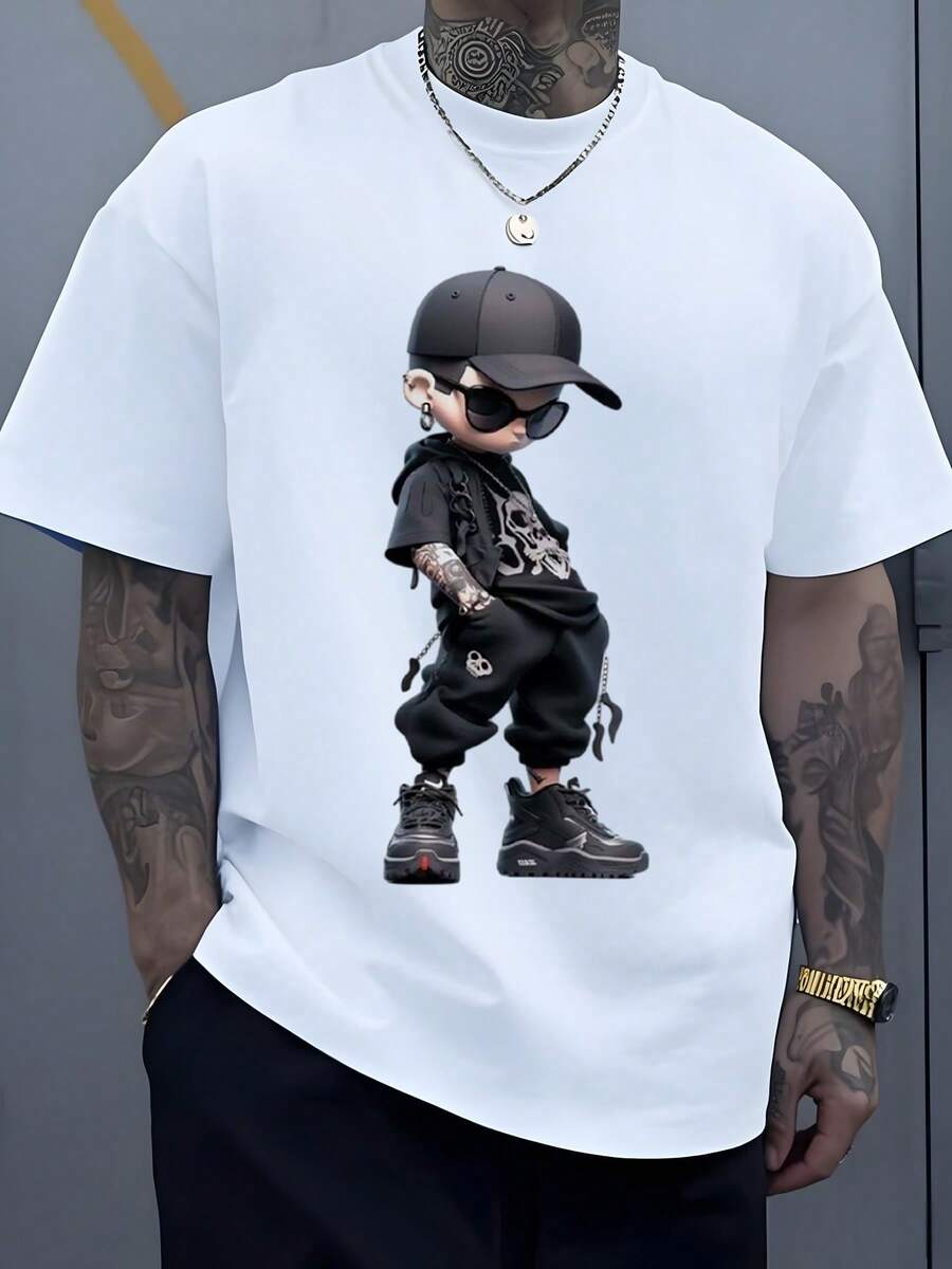 Figura urbana de joven con gorra accesorios y tatuajes transmitiendo actitud rebelde callejera camiseta de hombre moderna - Blanco - Ver 1