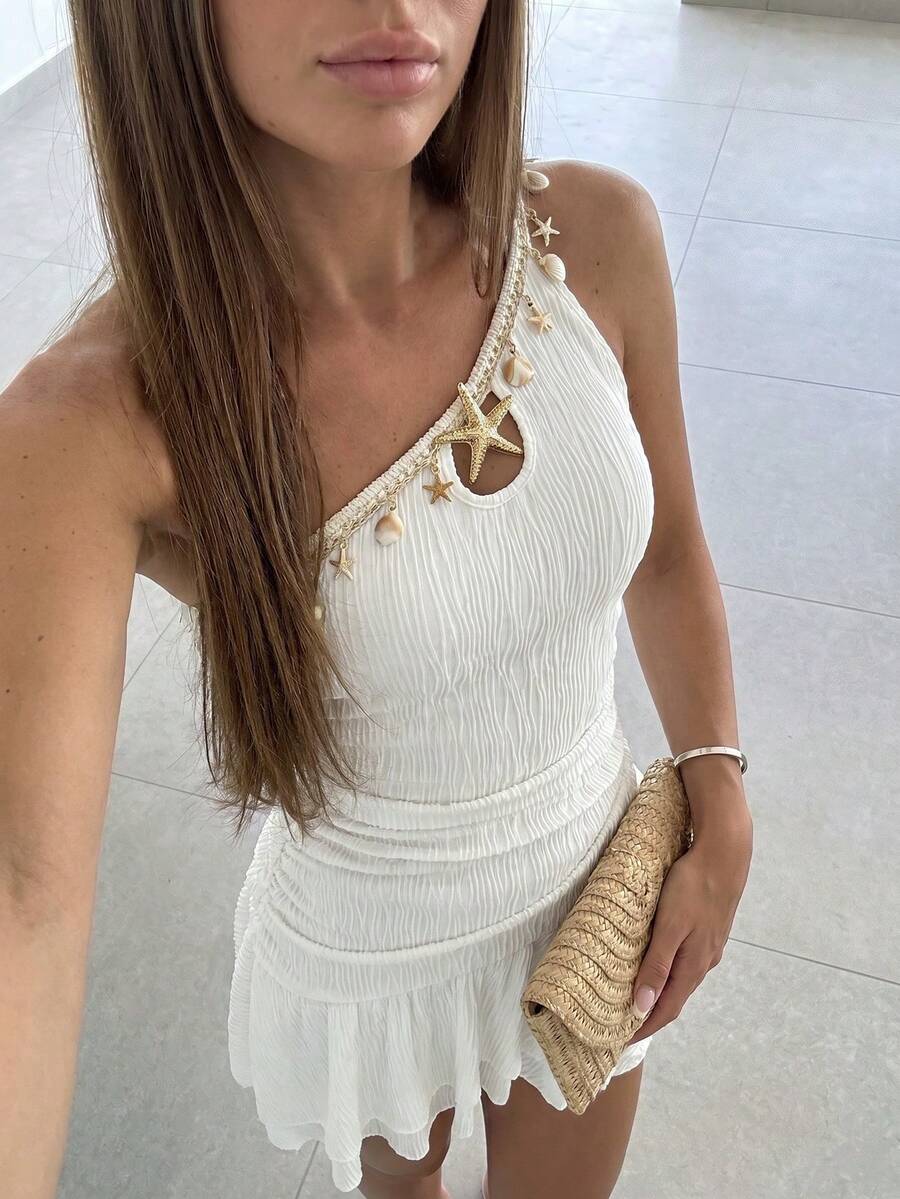 DORISS Vestido de Verano de un Hombro con Cadena de Concha y Hebilla de Metal, Tela Texturizada, Cintura Ceñida, Bajo con Volantes, Estilo Asimétrico de Vacaciones, Playa Casual Elegante - Blanco - Ver 1
