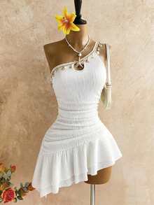 DORISS Vestido de Verano de un Hombro con Cadena de Concha y Hebilla de Metal, Tela Texturizada, Cintura Ceñida, Bajo con Volantes, Estilo Asimétrico de Vacaciones, Playa Casual Elegante - Blanco - Ver 4