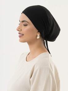 1 gorro interior con banda elástica y correas de sujeción incorporadas, material suave, transpirable, absorbente del sudor, elástico y antipilling, adecuado para uso diario como capa base. - Negro - Ver 2
