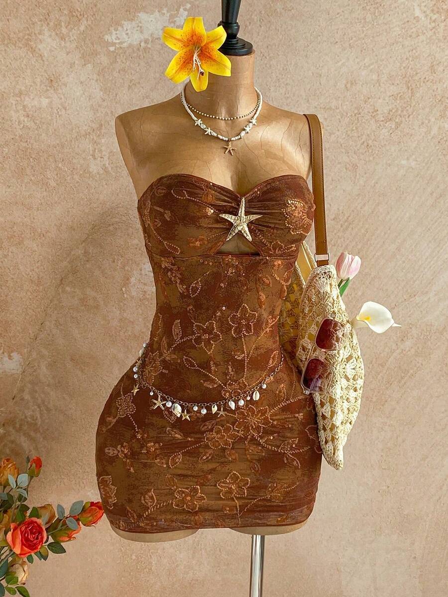 mini ajustado de mujer para vacaciones, de punto blanco con textura, sin tirantes, con escote hueco, fruncido y decoración de estrella de mar de metal, para fiesta sexy, cita, playa y verano - Óxido marrón - Ver 1