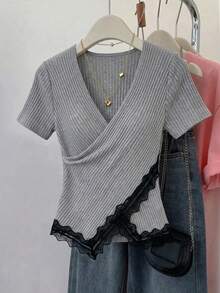 Nueva blusa de mujer gris de punto acanalado con escote en V, manga corta y patchwork de encaje, elegante y casual, camiseta de mujer para ir al trabajo, elegante elegante de verano - Gris - Ver 2