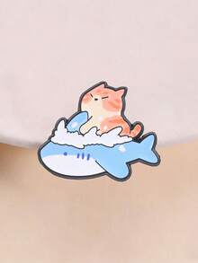 可愛橘貓騎鯊魚琺瑯別針 懶洋洋虎斑貓衝浪鯊魚領飾胸針 貓奴禮物 - 彩色 - 查看 1