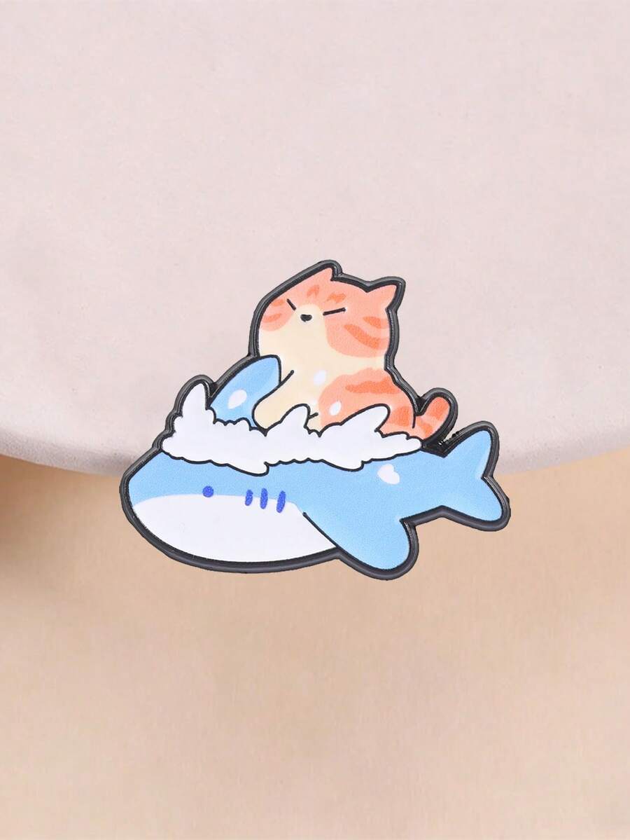可愛橘貓騎鯊魚琺瑯別針 懶洋洋虎斑貓衝浪鯊魚領飾胸針 貓奴禮物 - 彩色 - 查看 1
