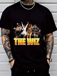Camiseta negra de talla grande para hombre con diseño gráfico dinámico de los personajes de 'The Wiz' - Diseño de texto 'THE WIZ' en amarillo y naranja intenso con un estilo elaborado inspir - Negro - Ver 1