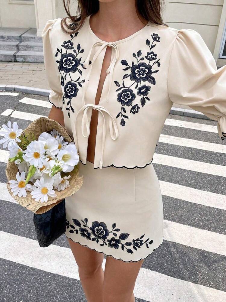 Conjunto de 2 piezas para mujer con blusa de manga corta con bordado floral y cenefa de color contrastante, y falda mini - Multicolor - Añade 4