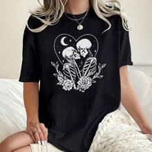 Camiseta negra con estampado de calaveras enamoradas en corazón, luna y flores, estilo gótico, dark romantic, vintage, playera gráfica manga corta cuello redondo para mujer, outfit casual - Negro - Ver 1