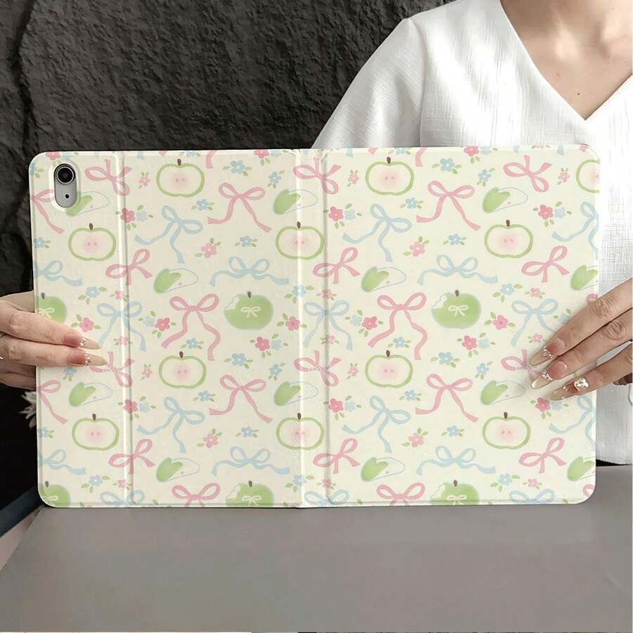 1件乳白色底綠蘋果與蝴蝶結印花三折平板保護殼,附筆槽,相容 iPad 10.9/10.2/Air 5th Gen/Pro11/10th/9.7/Air 2/(7th Gen)/(8th Gen)/Air 4/5/Pro 11/10th Generation 10.9-Inch 2022 Smart Case/Air 13(M3 2025)/Air 11(M3 2025)/Air 11(M3 2025)/11(A16 2025)/Galaxy Tab S10+/S9/A9,自動睡眠/喚醒功能 - 彩色 - 查看 1