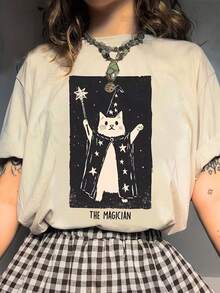 Camiseta de poliéster con estampado de alfabeto y "El Mago". Cómoda, apta para todo el año. - Blanco - Ver 1