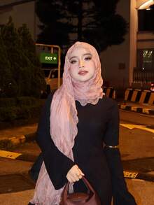 Sakura Pink glänzender, gekräuselter Muslim Hijab Schal mit Rüschenkante 70,9*25,6 Zoll, leichter, hautfreundlicher, drapierender Chiffon Schal, weicher Stil Outfit, Date Look, Strand Schals, tägliches Roben-Matching-Accessoire, atmungsaktiver, transparenter langer Schal, kann als Kopftuch, Klimaanlagen-Schal, Außenschicht-Schal, Pendler-Date / täglicher Look für alle Anlässe verwendet werden - Pink - Übersicht 1