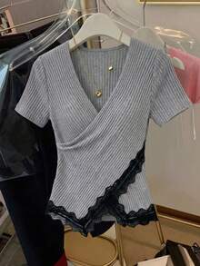 Nueva blusa de mujer gris de punto acanalado con escote en V, manga corta y patchwork de encaje, elegante y casual, camiseta de mujer para ir al trabajo, elegante elegante de verano - Gris - Ver 3