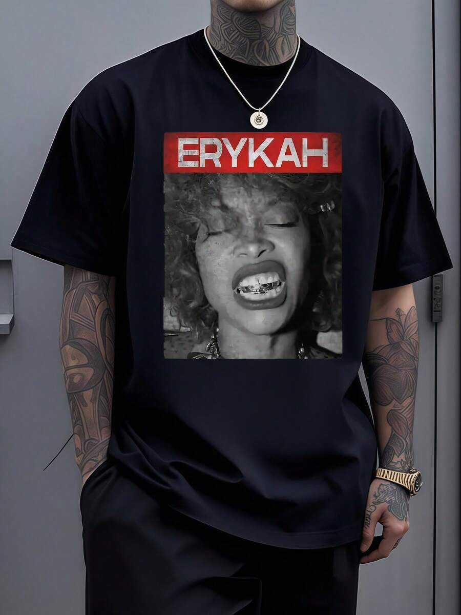 Retrato de cantante icónica con expresión intensa y dentadura brillante sobre fondo urbano retro para esta moderna camiseta de hombre urbana - Negro - Ver 1