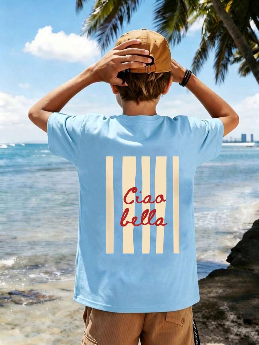 青少年男孩度假風「Ciao Bella」印花T恤,柔軟舒適面料,適合男孩旅行度假穿著、戶外運動與日常穿著,休閒旅行首選,時尚男孩春夏休閒百搭上衣 - 淺藍色 - 查看 1