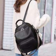 Mochila de mujer hecha de cuero vacuno de primera calidad, nuevo modelo 2026, bolso de hombro casual y versátil, bolso de mujer de cuero genuino a la moda 8022. - Negro [En stock] - Ver 4