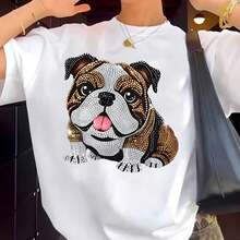 Camiseta de mujer con bulldog caricatura, pelaje marrón y blanco, ojos grandes, collar negro y lengua rosa, diseño de mascota divertida - Blanco - Ver 1