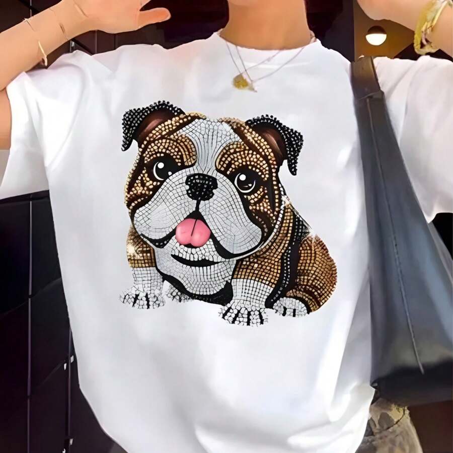 Camiseta de mujer con bulldog caricatura, pelaje marrón y blanco, ojos grandes, collar negro y lengua rosa, diseño de mascota divertida - Blanco - Ver 1