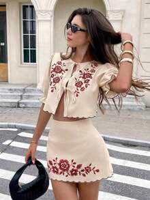Conjunto de 2 piezas para mujer con blusa de manga corta con bordado floral y cenefa de color contrastante, y falda mini - Rojo y blanco - Ver 1