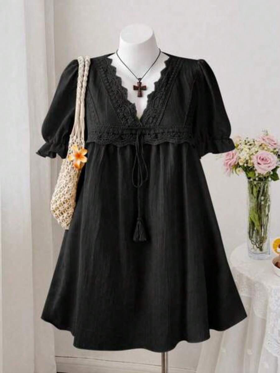 Vestido de muñeca elegante, vintage y casual para fiesta y vacaciones, con escote en V, parches de encaje, mangas cortas con volantes y cintura con lazo, talla grande - Negro - Ver 1