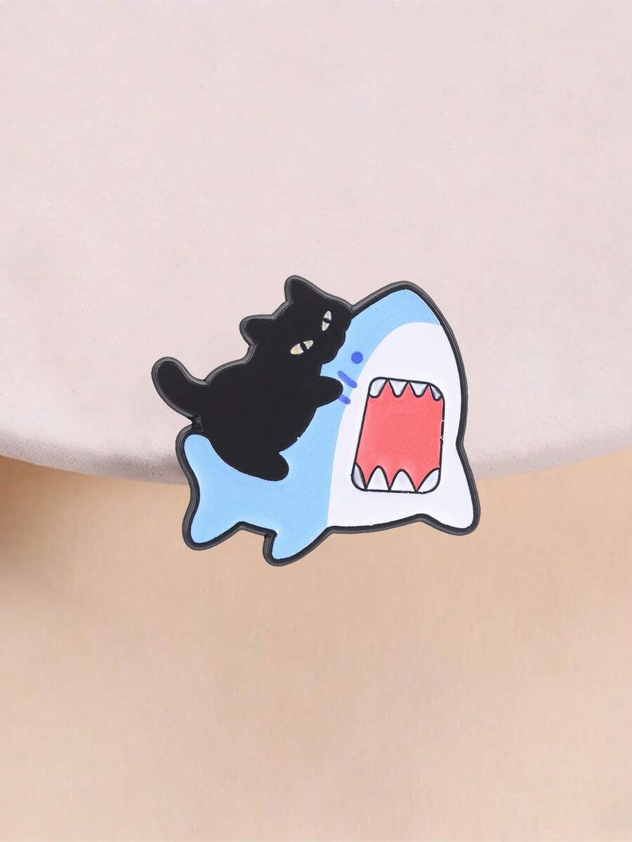 可愛黑貓騎鯊魚琺瑯胸針 傲嬌小貓鯊魚領飾胸針 貓奴趣味動物禮物 - 彩色 - 查看 1