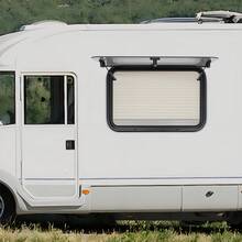 Finestra a spinta per camper con angoli arrotondati, dimensioni 700x450 mm, con zanzariera integrata e parasole plissettato, finestra di ricambio con montaggio a sandwich, bloccabile e orientabile in diverse angolazioni, per camper, roulotte e veicoli ricreazionali. - 700x450mm - Visualizzare 1